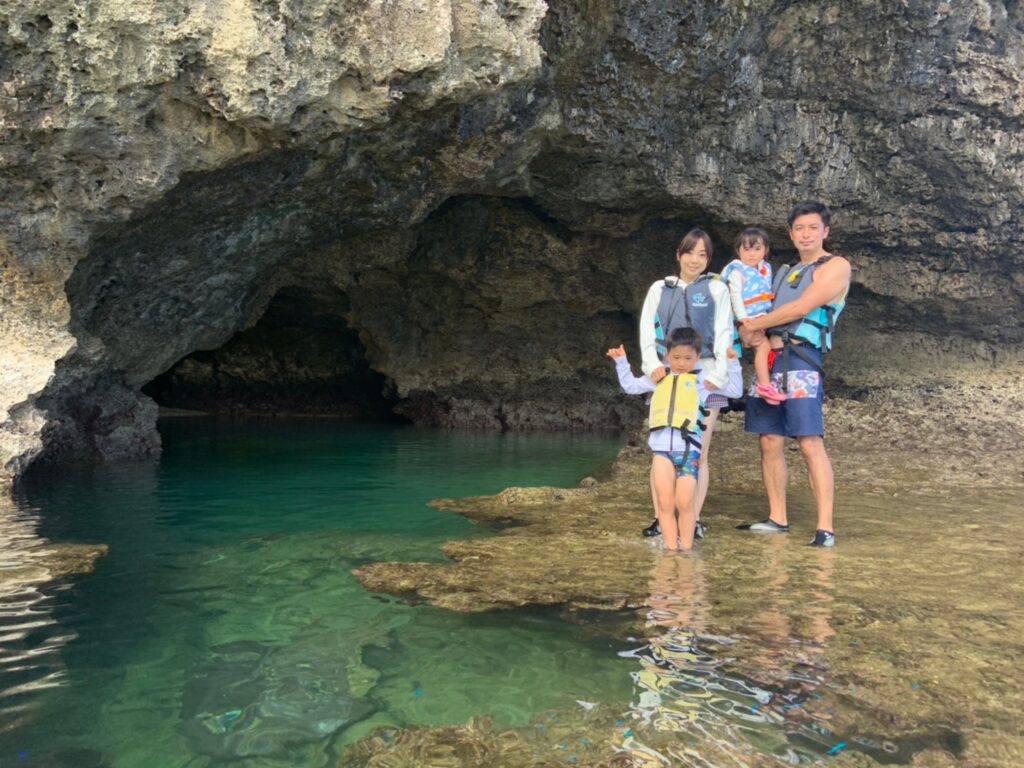 石垣島の青の洞窟付近、家族で記念撮影。冬でも参加できる石垣島の海ツアーを紹介する写真(人物特定不可)。