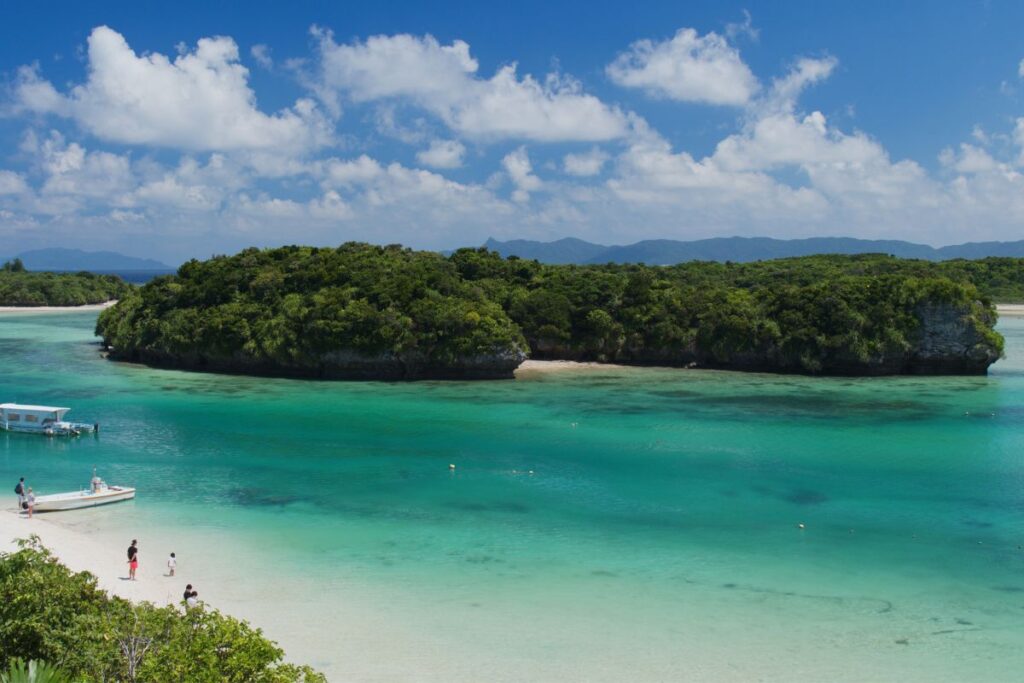 世界有数の景観を誇る石垣島・川平湾の透明な海と緑の島々