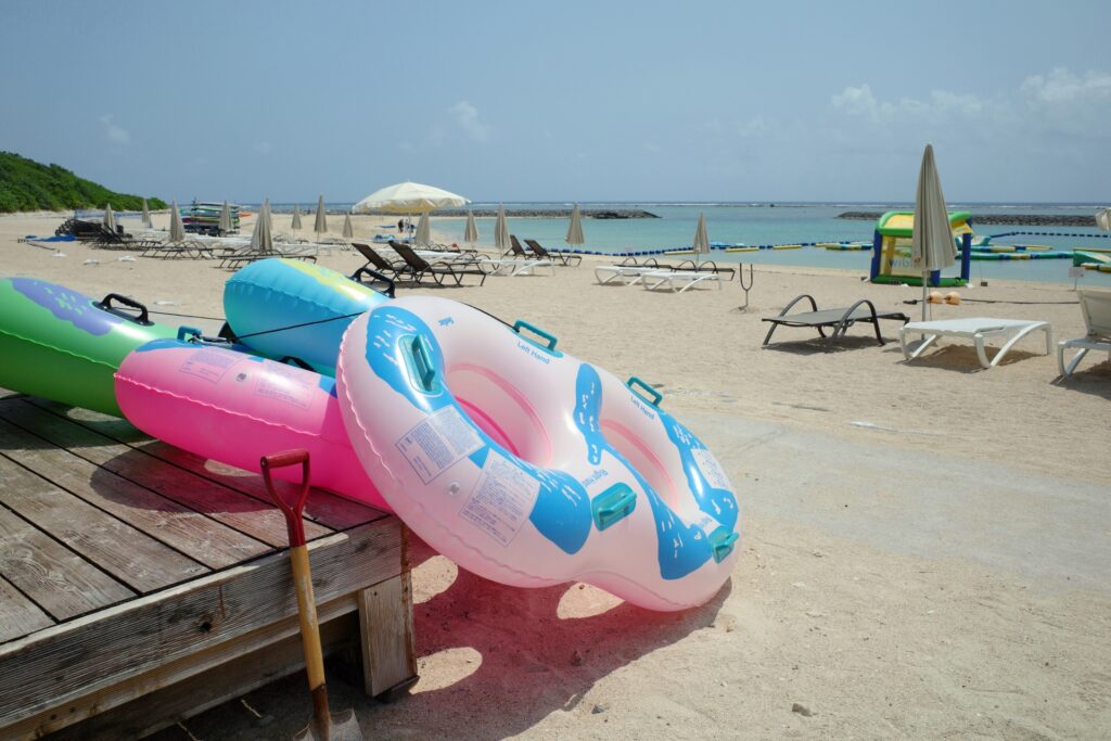 石垣島のマエサトビーチに設置された浮き輪とビーチベッドのある砂浜風景