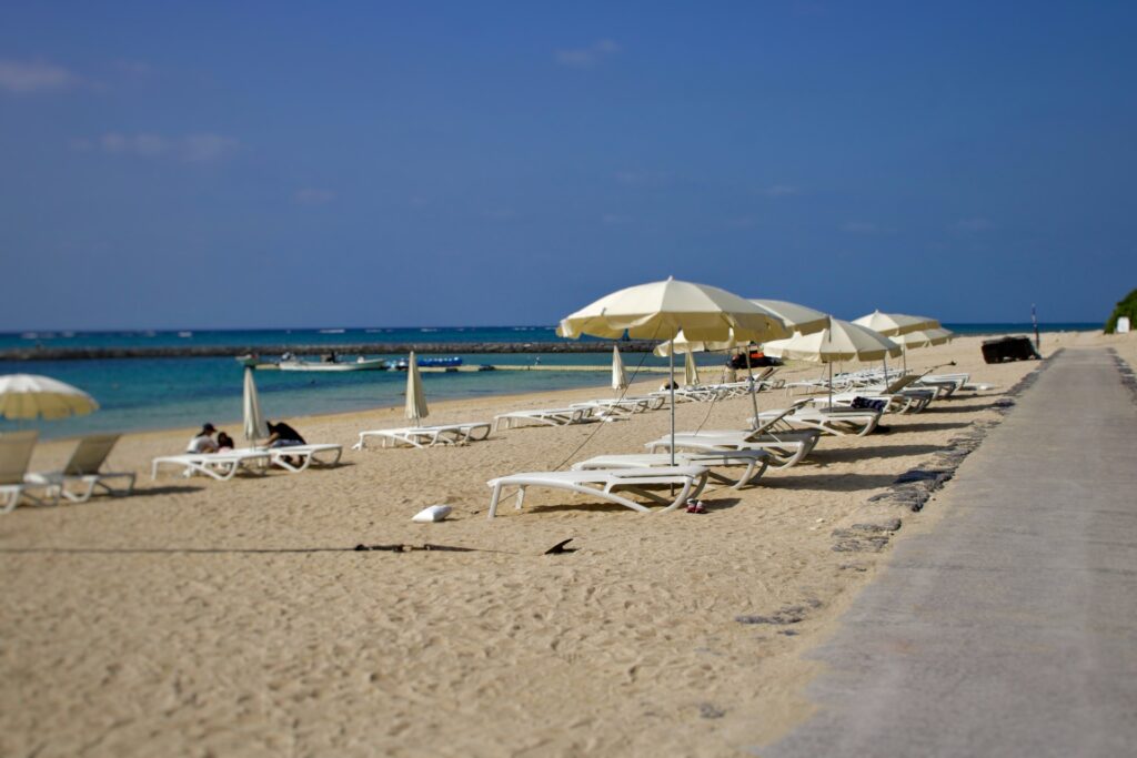 遠浅で透明度の高い石垣島マエサトビーチの海とマリンアクティビティ