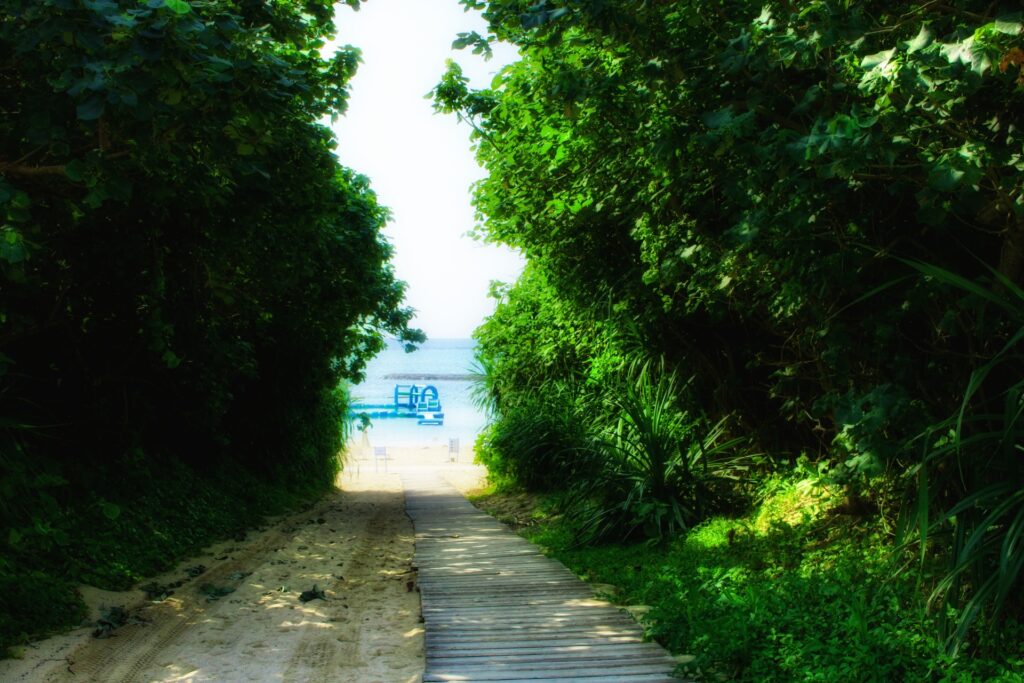 石垣島マエサトビーチへ続く緑に囲まれた遊歩道とビーチへの入口