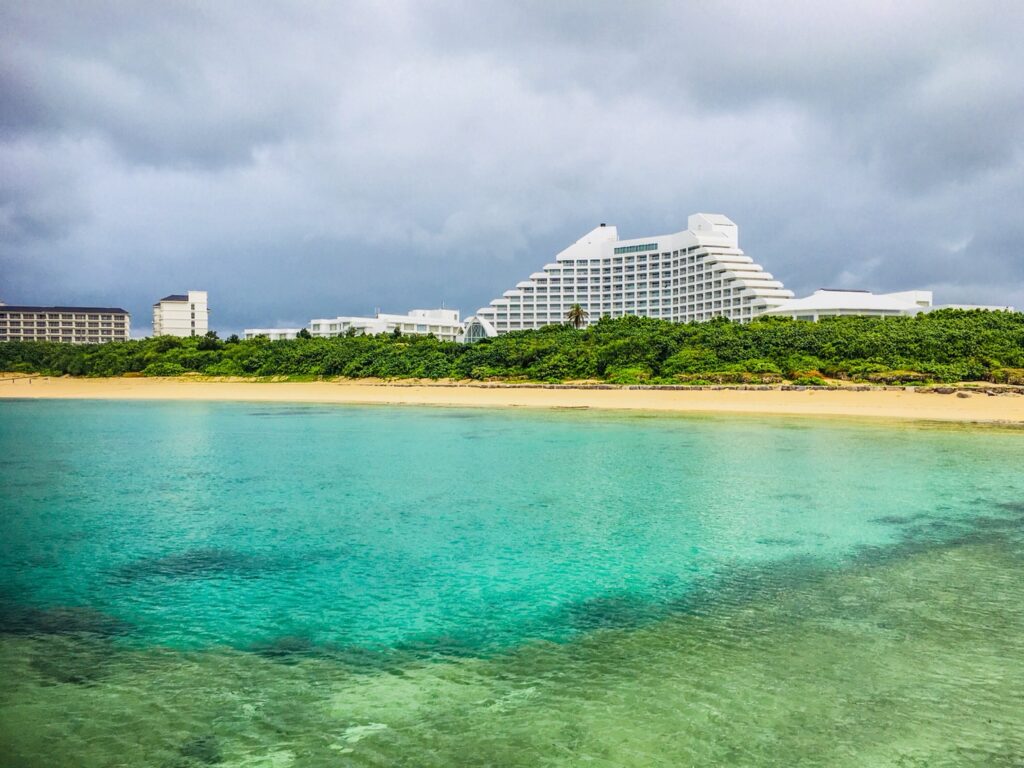 遠浅で透明度の高い石垣島マエサトビーチの海とマリンアクティビティ