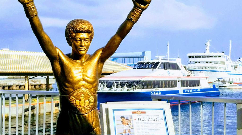 石垣島の港にある具志堅用高像：一年を通して観光を楽しめる島の象徴