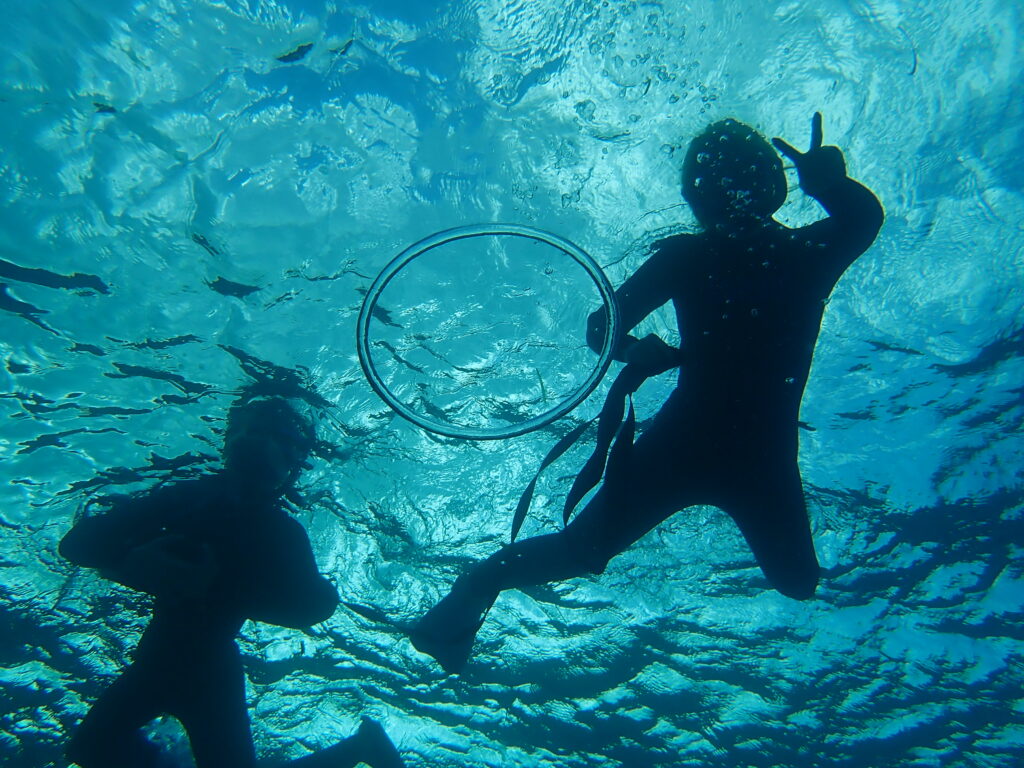 石垣島でシュノーケリング用品をレンタルして海を楽しむ観光客