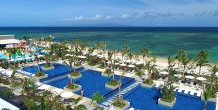 石垣島の2月は気温が比較的暖かくフサキビーチリゾートホテル&ヴィラズの南国リゾート景観を楽しめる