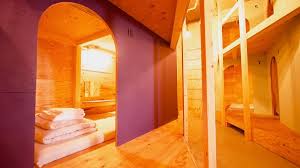 2月の石垣島は気温が安定しており石垣ゲストハウスHIVEの落ち着いた室内で快適に滞在できる雰囲気