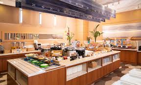 石垣島の2月は気温が穏やかでベッセルホテル石垣島の朝食会場で快適に食事を楽しめる様子