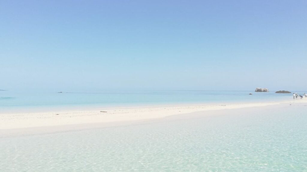 2月の石垣島は気温が穏やかで幻の島の真っ白な砂浜とエメラルドグリーンの海が映える冬の人気スポット