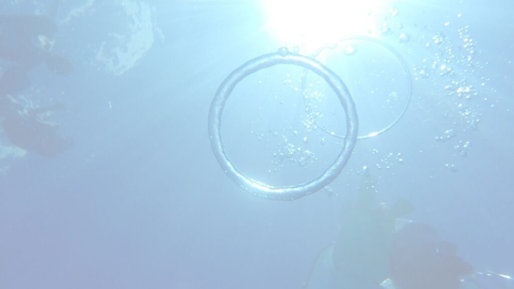 石垣島の2月でも気温が比較的穏やかな時期に楽しめる青の洞窟の神秘的な青い光と透明度の高い海の景色