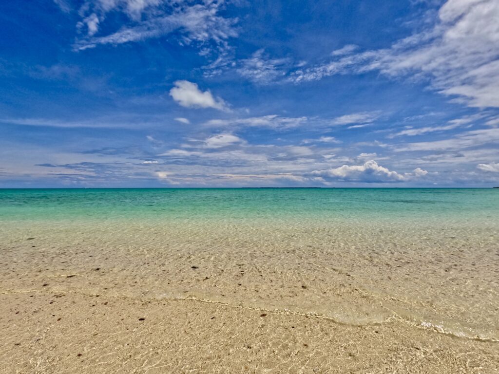 昼間の石垣島サンセットビーチの海の様子。シュノーケリング向きではなく、景色を楽しむ場所

