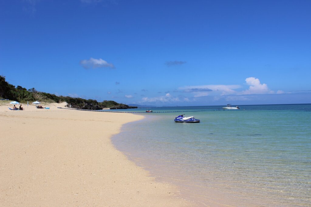 石垣島サンセットビーチの全景。整備された人工ビーチで、散策や夕方のんびり過ごすのに向いている
