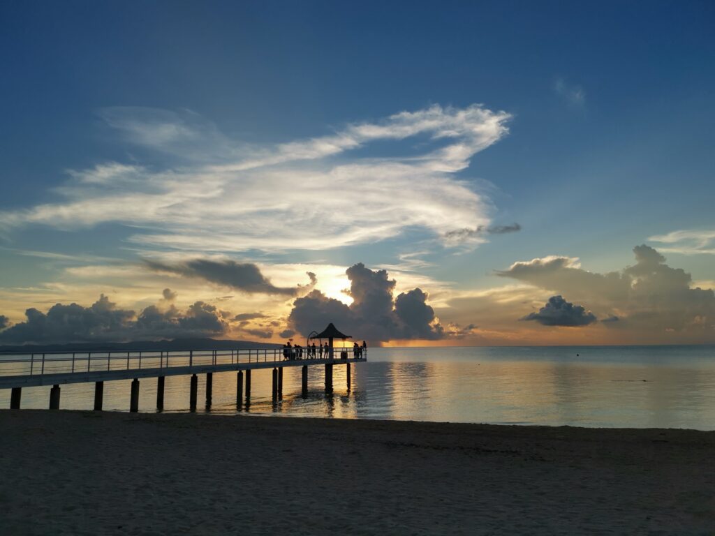 石垣島サンセットビーチで夕日が海に沈む様子。