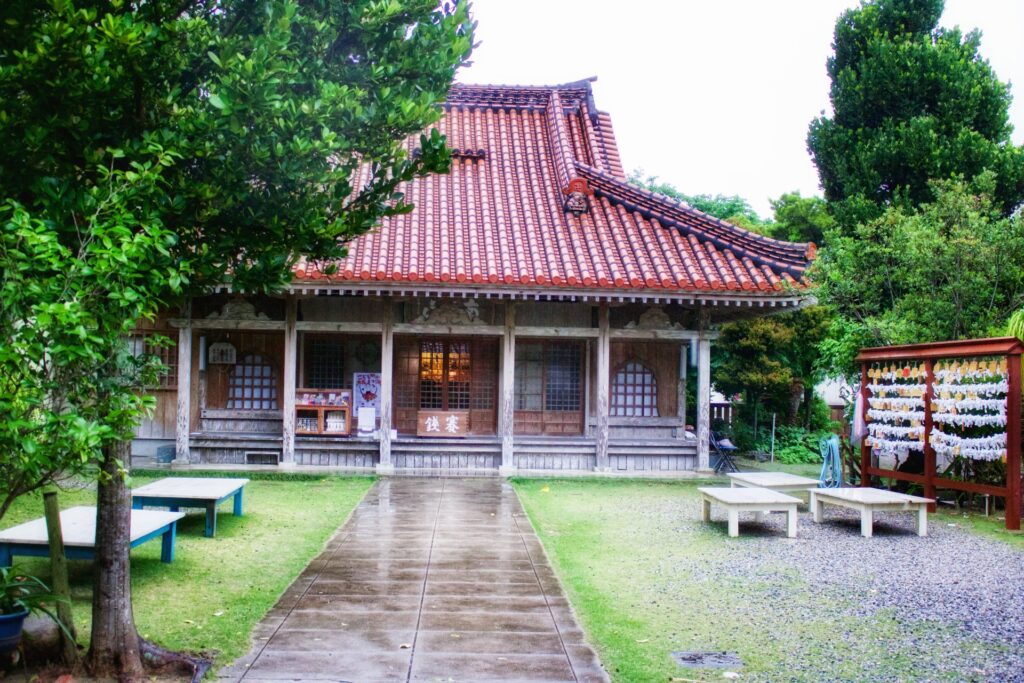 石垣島最古級の寺院・桃林寺の境内の様子