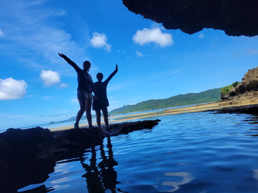 石垣島の青の洞窟を楽しむ様子