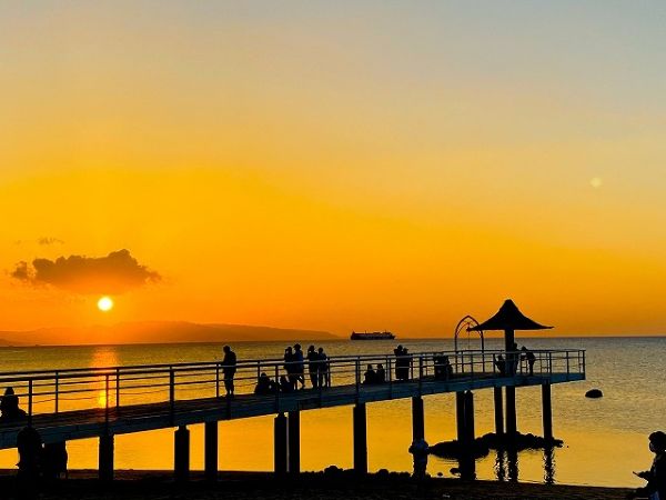 夕方の石垣島サンセットビーチ。日没前後は夕日を見に来た人でにぎわいやすい時間帯
