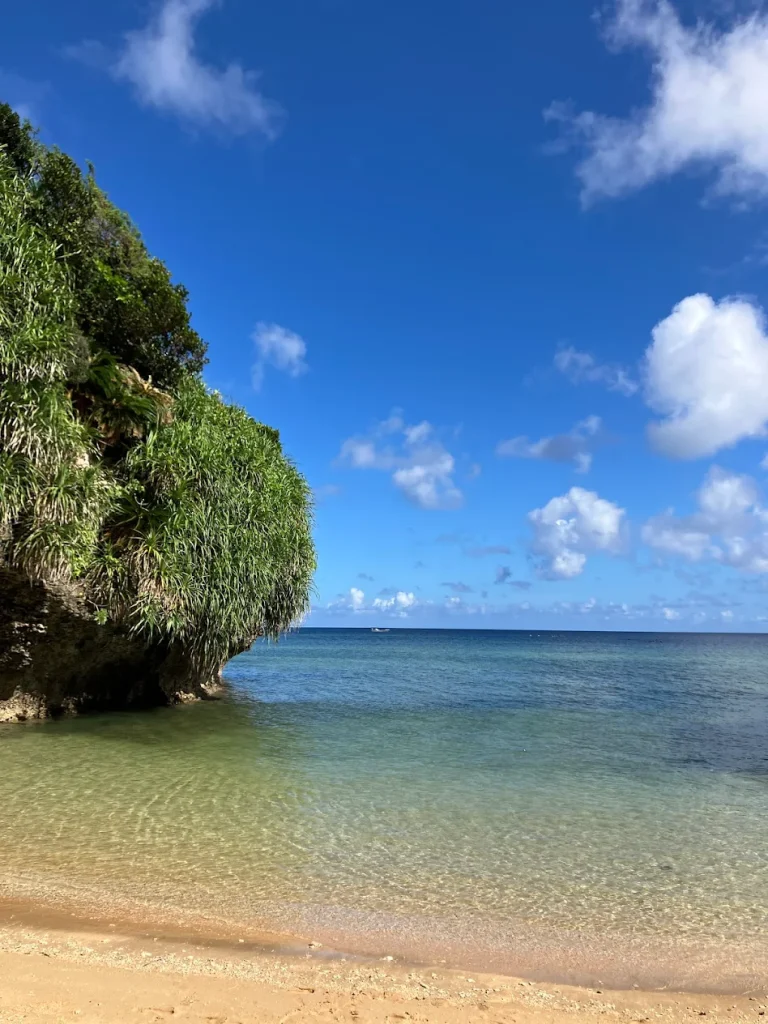 2月の石垣島、風が穏やかな日の海の様子