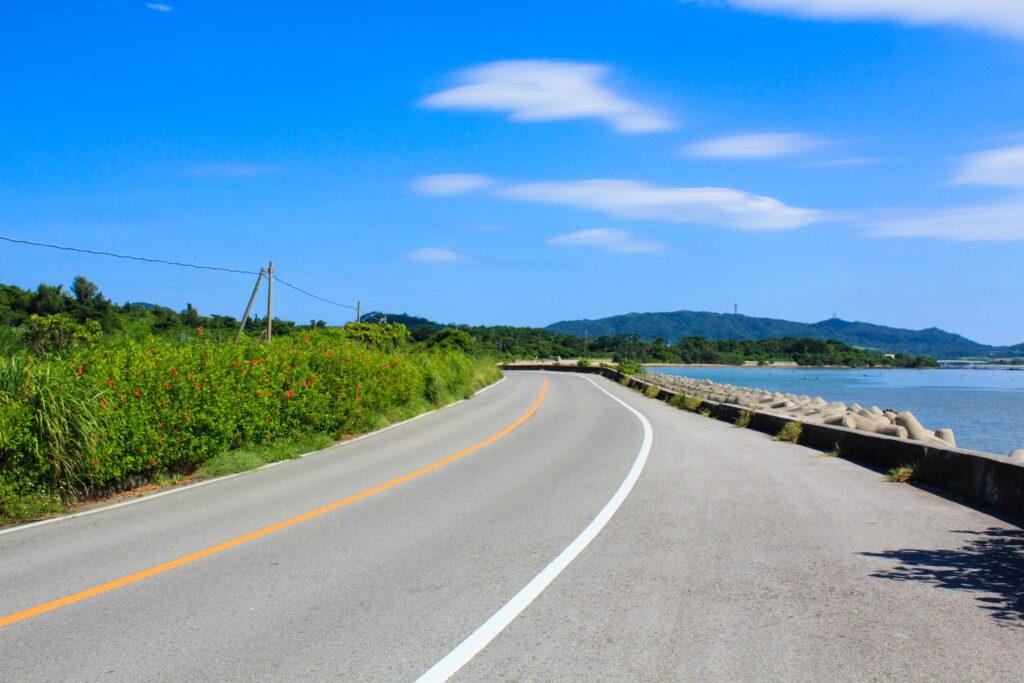 海を見ながら走る石垣島の道路
