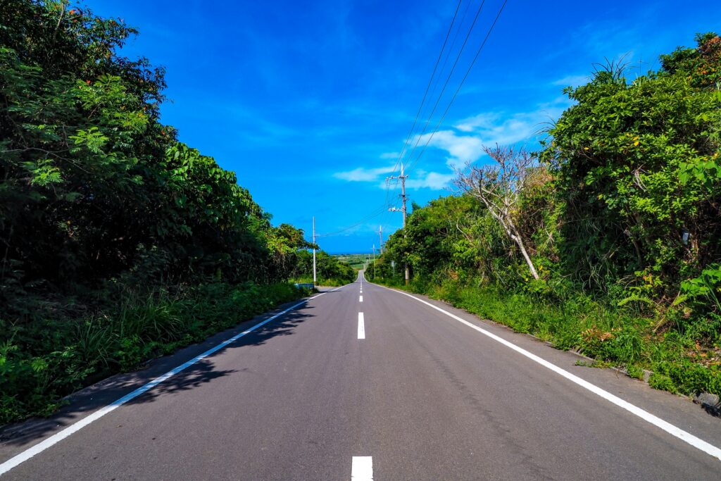 石垣島の道路を走るレンタカー