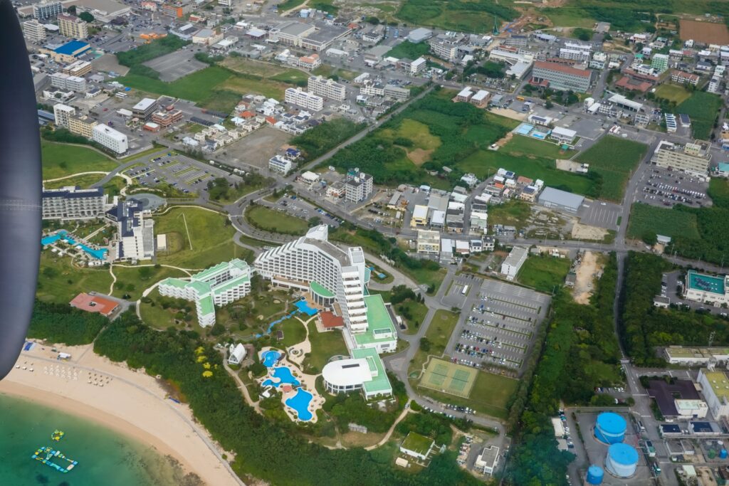 石垣島行き直行便の機内から見える島の景色