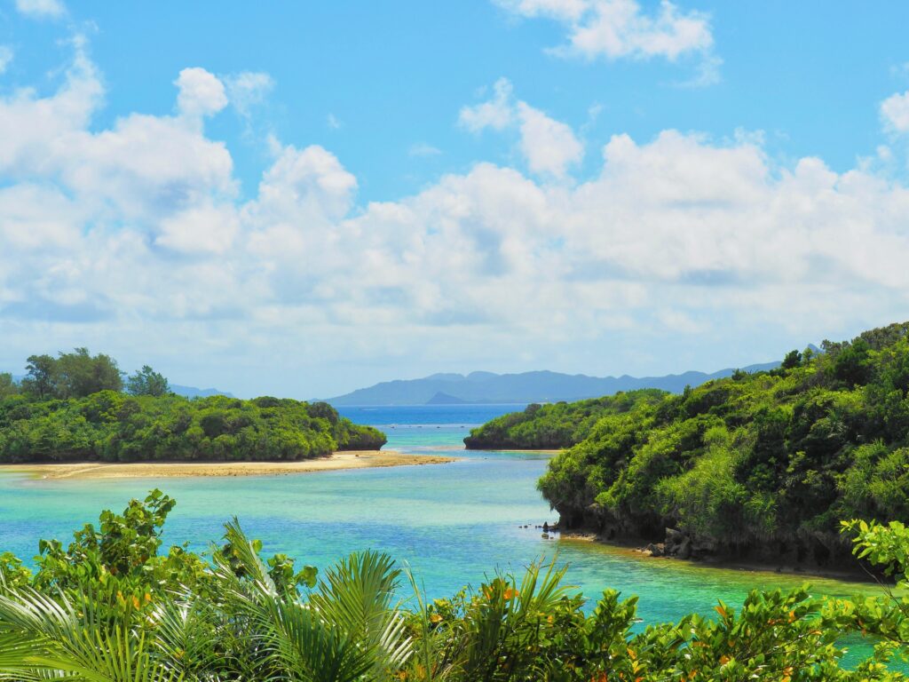 石垣島の春の日に見る川平湾のエメラルドグリーンの海