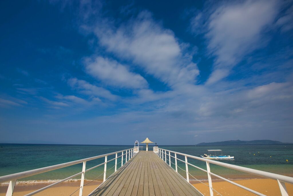 春の石垣島の海と桟橋の風景 青空が広がるビーチ