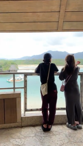 春の石垣島で観光しやすい服装の旅行風景