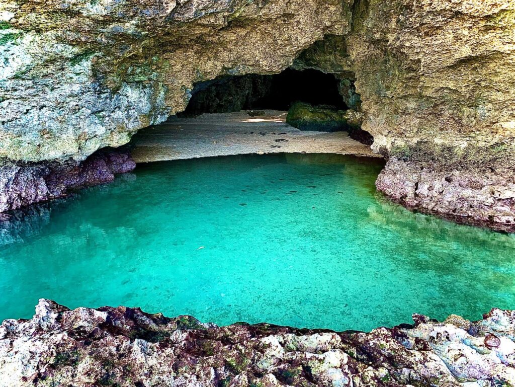 石垣島 青の洞窟の青く輝く海