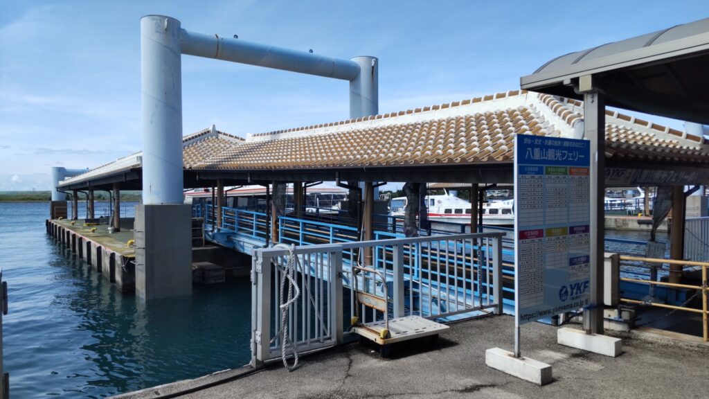 改札を通って桟橋へ向かう通路