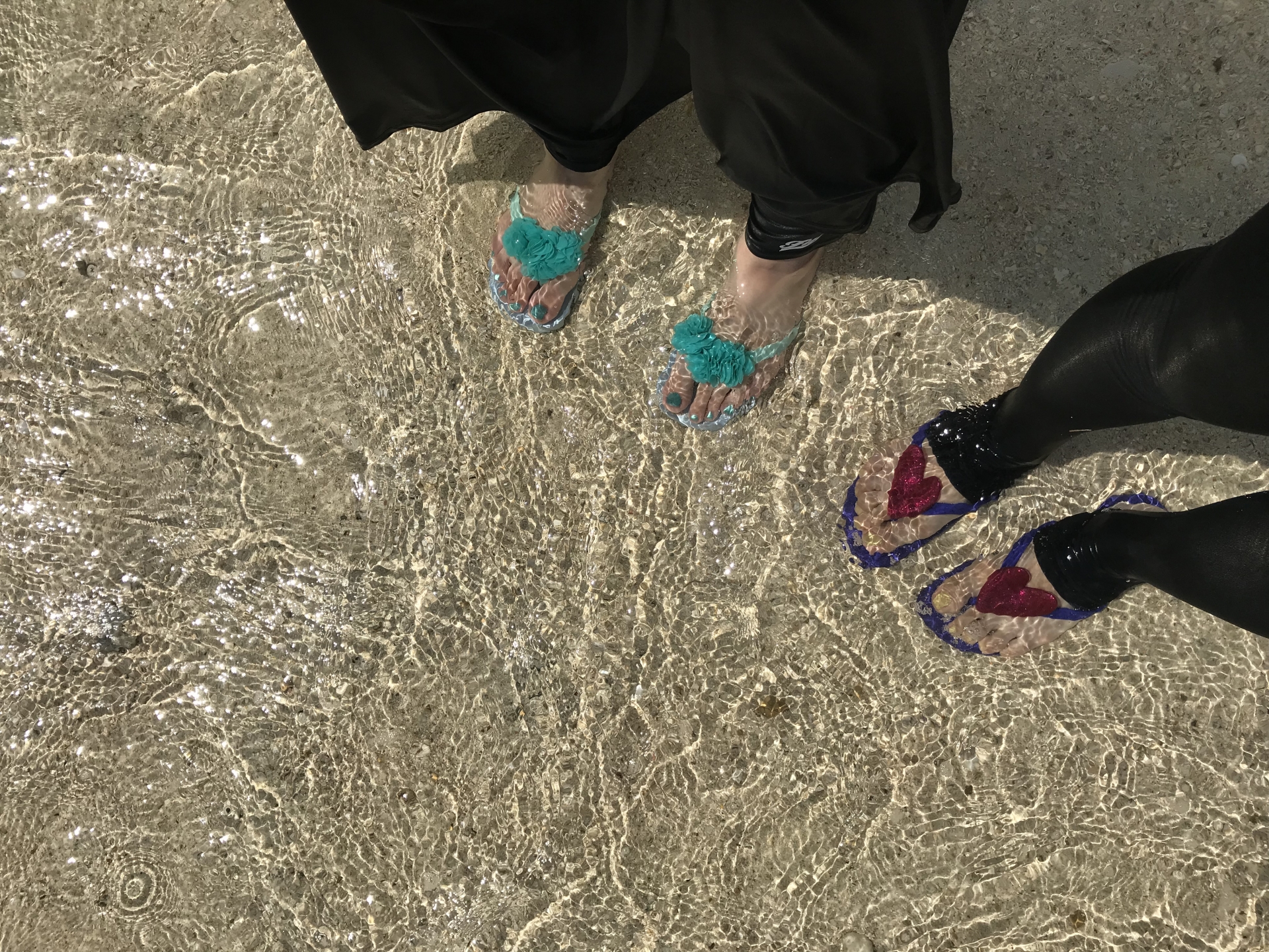 4月の石垣島で透明度の高い海と南国らしい景色を楽しむ旅行風景