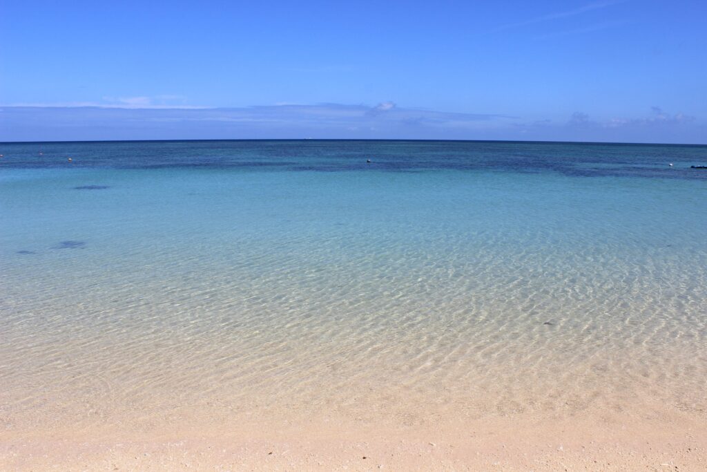 石垣島の青い海と夏の空の風景