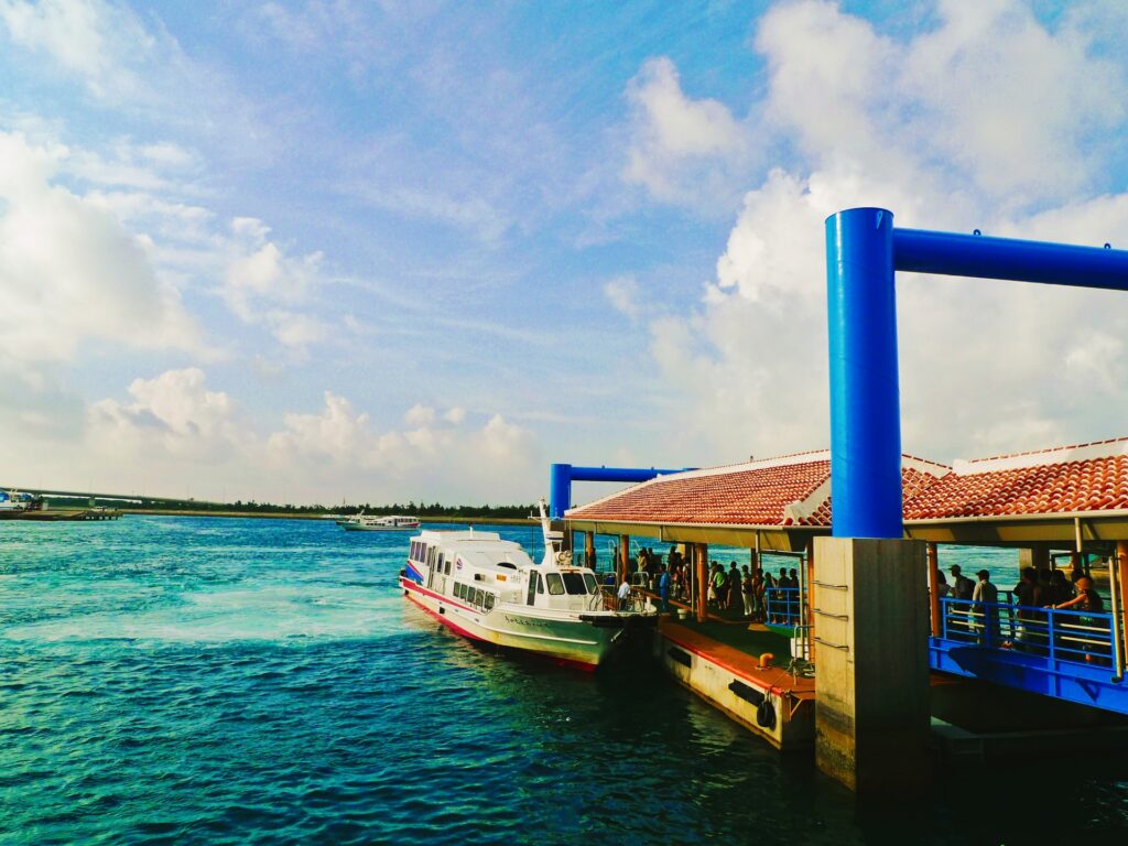 小浜島行きフェリーの乗船口付近