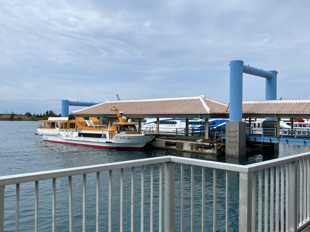 フェリーへ歩いて乗船する場所