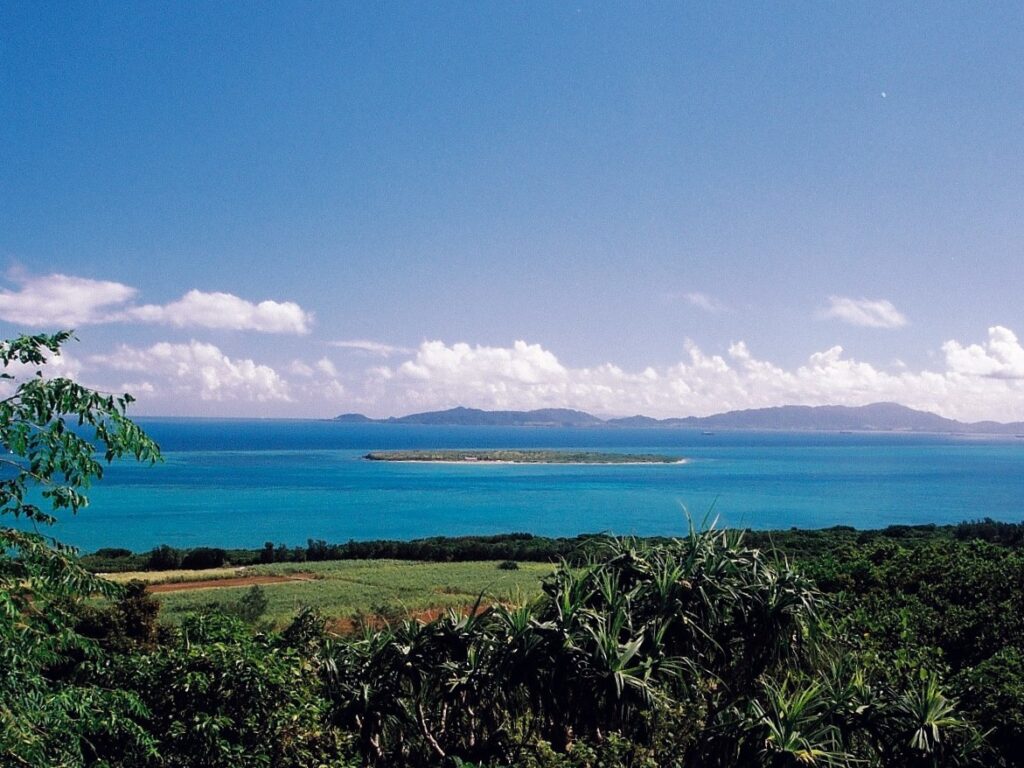 美しい海と海岸の小浜島