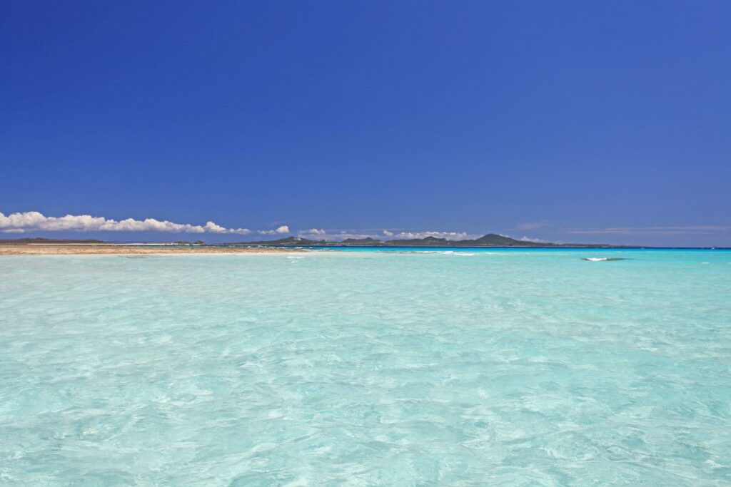 石垣島の海と雲が広がる空