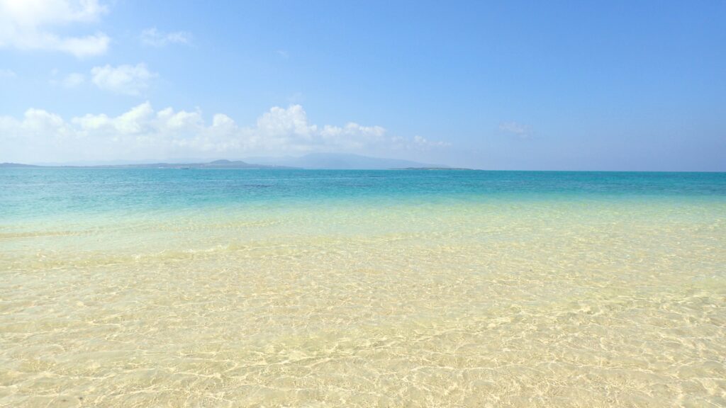 石垣島の海と夏の雲の風景