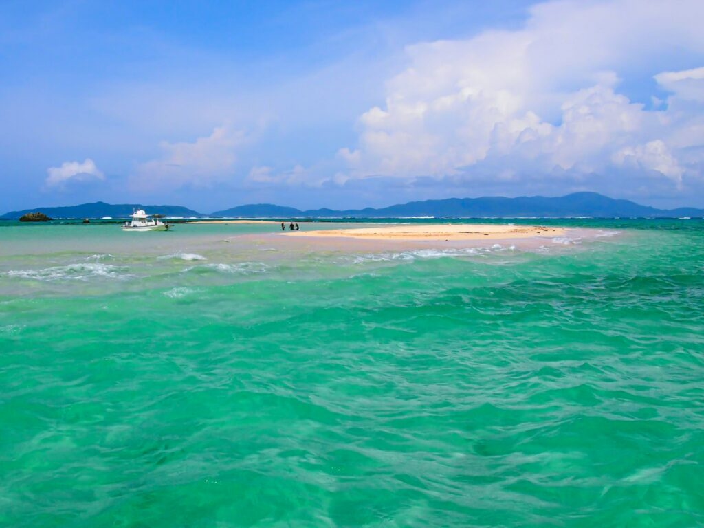 石垣島近海に浮かぶ浜島とエメラルドブルーの海