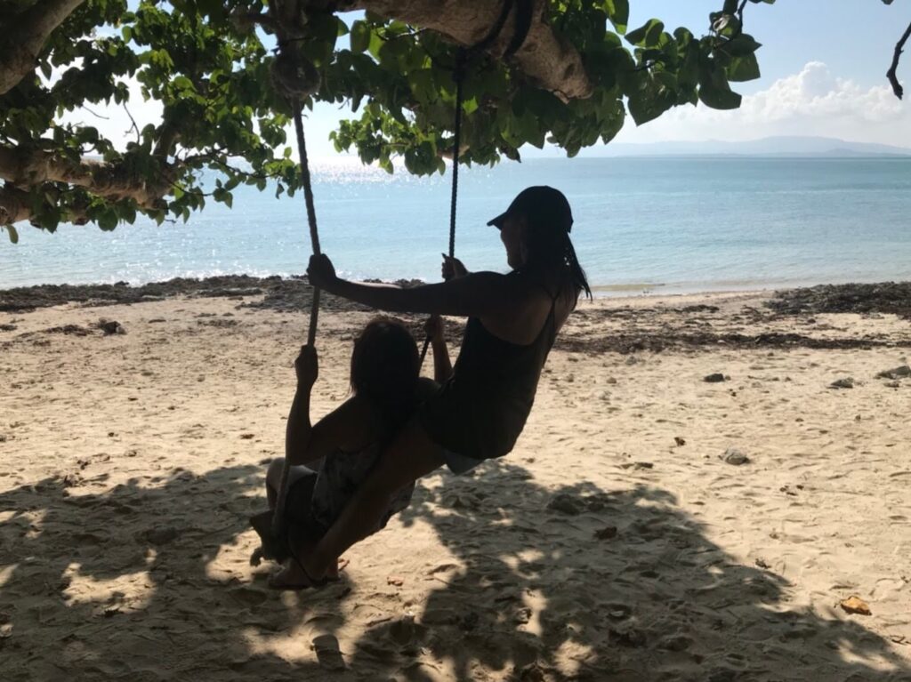 石垣島の夏を満喫する旅行者