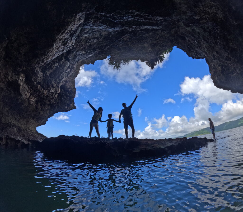 青の洞窟の外観と旅行者