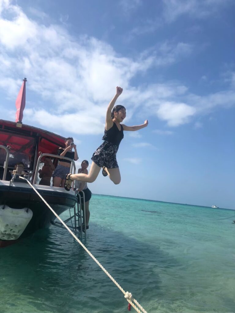 5月は初夏のような暑さ。ツアーボートから飛び降りる旅行者