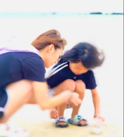 夏の石垣島のビーチで遊ぶ親子