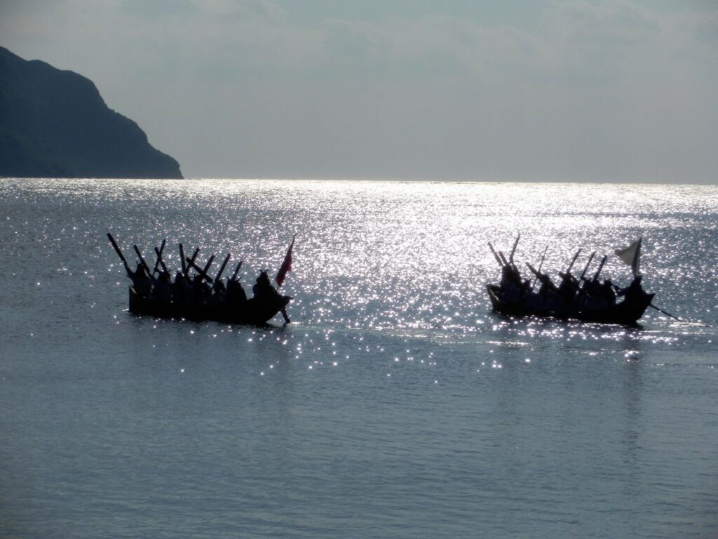 きらめく海面と節祭の船
