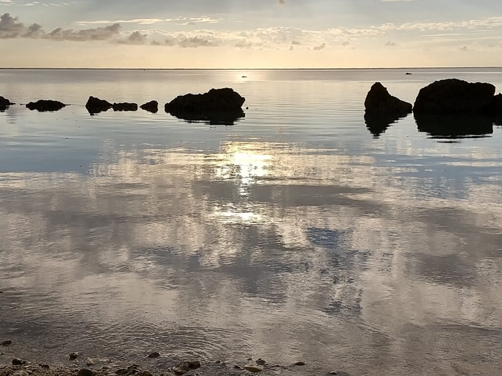 石垣島の透き通る海と秋の空
