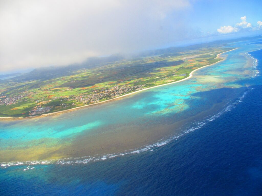 上空から見る石垣島の海