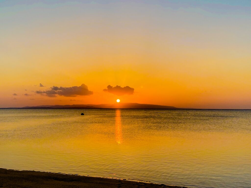 石垣島の水平線に沈む夏の夕日