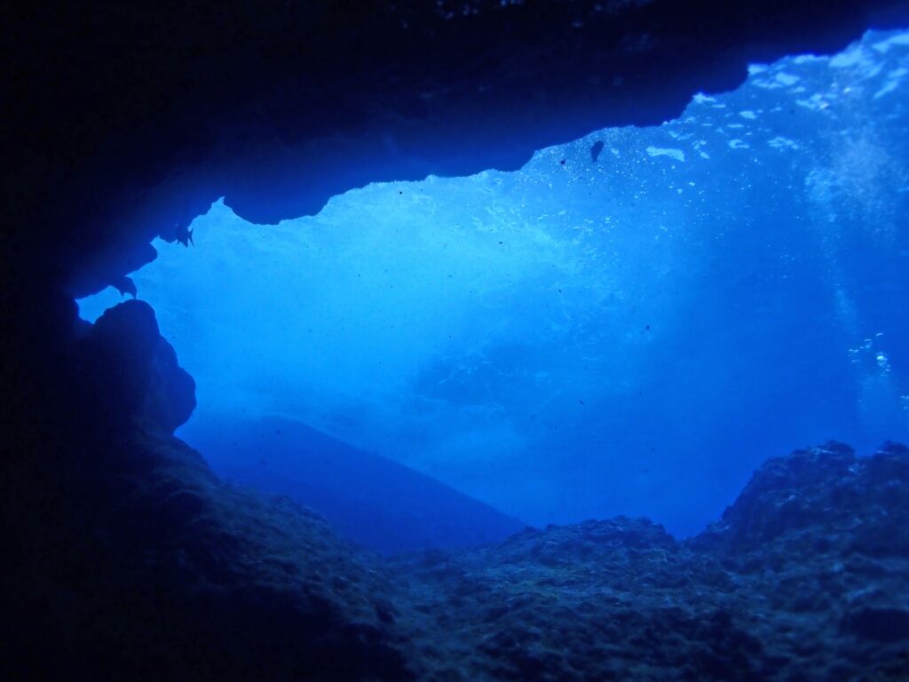 透明度の高い石垣島の海に広がるサンゴ礁と青い海
