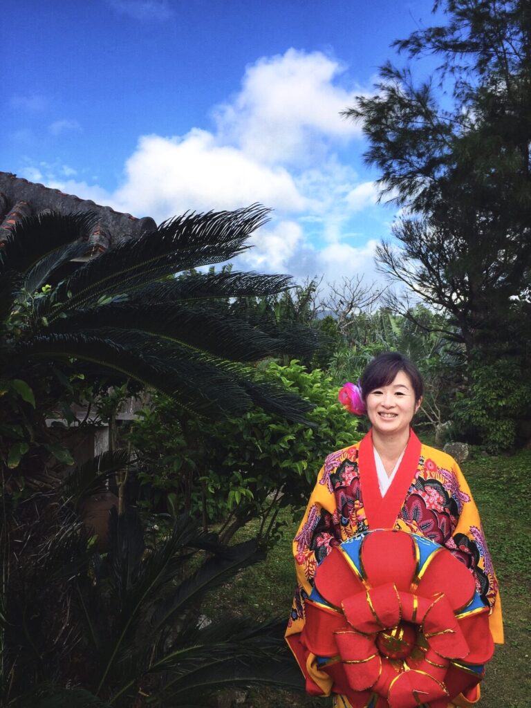 秋の石垣島の琉球衣装