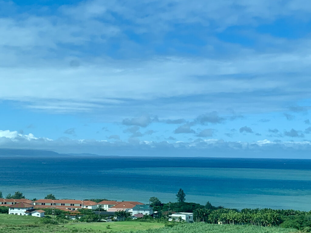 秋の石垣島の海と空