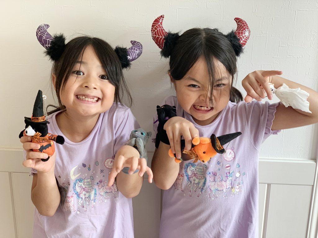 ハロウィンの仮装をする子供
