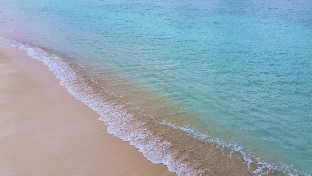 北風で白波が立つ冬の石垣島の海