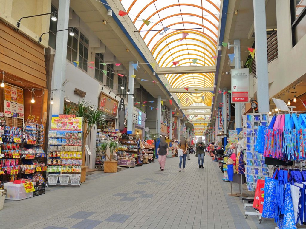 昼間のユーグレナモールを歩く人々と石垣島の市街地
